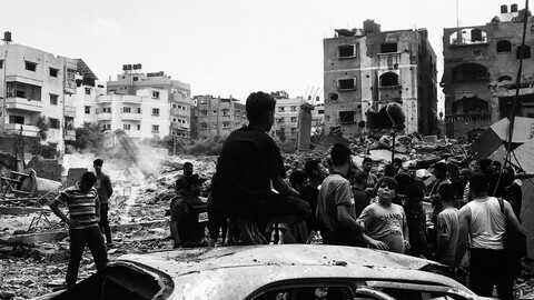 صورة عقب القصف العنيف الذي استهدف مسجد السوسي وأدّى إلى تدمير مربع سكني كامل في مخيم الشاطئ للاجئين مطلع حرب الإبادة على القطاع. مخيم الشاطئ، قطاع غزة المحاصرة. ٩ تشرين الأول ٢٠٢٣. (مؤيد أبو أمونة، مصدر عام)