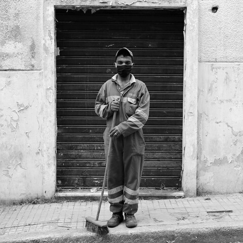 عامل نظافة في شركة رامكو يتوقف لأخذ صورته خلال نوبة عمل في عزّ جائحة كورونا. ٦ نيسان ٢٠٢٠ (مروان طحطح/ مصدر عام).