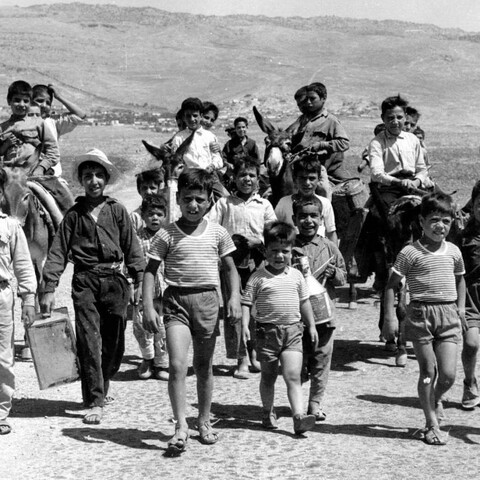 أطفال من عكّار في طريقهم لتعبئة الماء من بئر، تمّوز ١٩٦٧. (حقوق الصّورة لأرشيف لبنان)