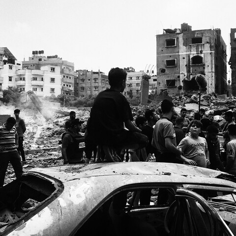 صورة عقب القصف العنيف الذي استهدف مسجد السوسي وأدّى إلى تدمير مربع سكني كامل في مخيم الشاطئ للاجئين مطلع حرب الإبادة على القطاع. مخيم الشاطئ، قطاع غزة المحاصرة. ٩ تشرين الأول ٢٠٢٣. (مؤيد أبو أمونة، مصدر عام)