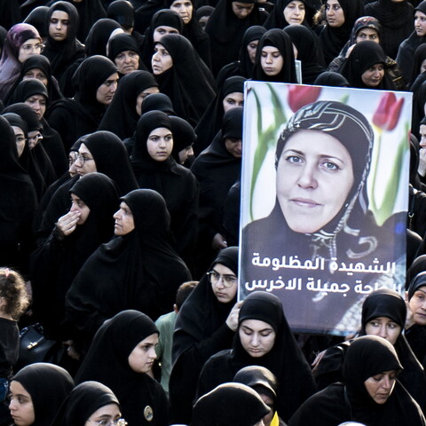 فتيات يحملن صورة الشهيدة الحاجة جميلة الأخرس من الذين ارتقوا في ضربة الضاحية الجنوبية التي ادّعى العدو استهداف كبار قادة المقاومة الإسلامية ونتج عنها مجزرة مهولة. ميس الجبل، لبنان، ٢١ أيلول، ٢٠٢٤. (فاطمة جمعة/ مصدر عام)
