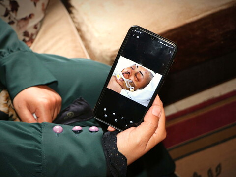 هاتف فاطمة، وتظهر فيه صورتها في المستشفى. في ٤ آب، ٢٠٢٠ أسقط الانفجار فاطمة القرياني على الرصيف على وجهها مما تسبب في تحطيم جمجمتها، وتشويه وجهها، ودخولها في غيبوبة دامت ١٨ يومًا. مار الياس، بيروت. ٦ أيّار، ٢٠٢١. (رولا خياط/مصدر عام)