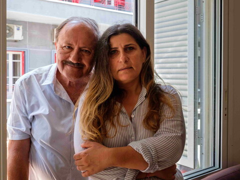 مريم ونازاريت مانيساليان على مدخل منزلهما في مار مخايل. بيروت. ٢٣ تموز، ٢٠٢١. (ريتا قبلان/مصدر عام)
