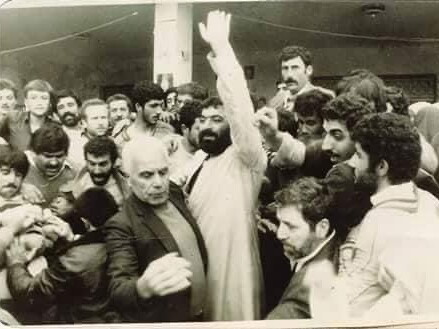 صورة أرشيفية للشيخ الشهيد راغب حرب بين أهله ومحبيه بعد إطلاق سراحه من مركز مخابرات صور سنة ١٩٨٤.