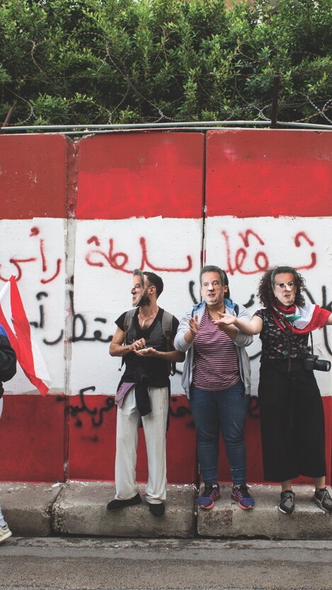 متظاهرون يلبسون أقنعة تمثّل حاكم مصرف لبنان رياض سلامة خلال اعتصام مطالبين "بقصّة شعر" على الودائع الكبيرة. بيروت، لبنان في ٢٧ كانون الثاني ٢٠١٩. (ريتا قبلان، مصدر عام)