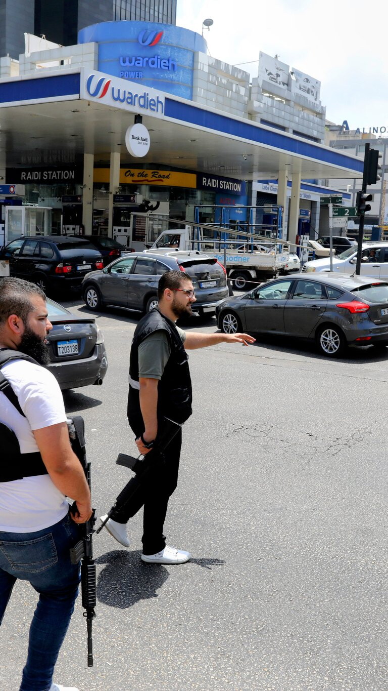 عناصر من أمن الدولة يديرون السير قرب محطة محروقات في الجديدة، تزامنا مع ممارسات احتكارية من قبل المحطات وشركات الاستيراد.