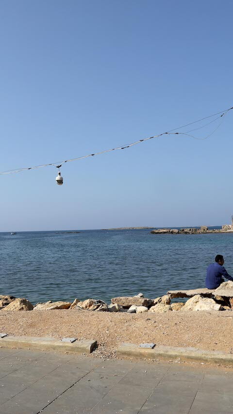   شباب يمضون الوقت قرب البحر في منطقة الميناء. طرابلس، لبنان. 28 تِشْرين الأَوَّل ٢٠٢٢. (مروان طحطح، مصدر عام)