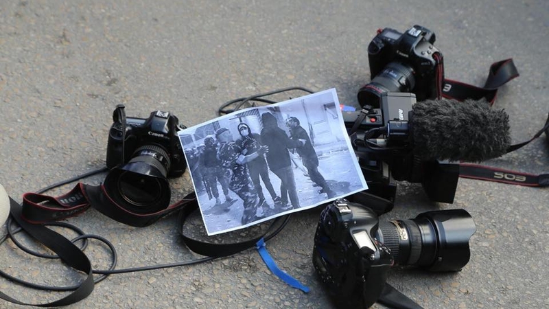 مصورون صحفيون يضعون كاميراتهم أرضا أمام وزارة الداخلية رفضا للعنف الذي تمارسه القوى الأمنية ضد الصحافيين. بيروت، لبنان. ١٧ كانون الثاني ٢٠٢٠. (تجمّع نقابة الصحافة البديلة)