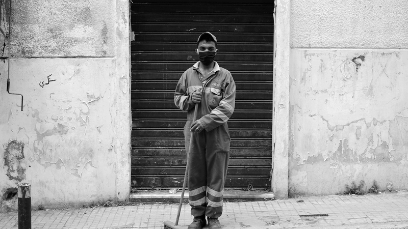 عامل نظافة في شركة رامكو يتوقف لأخذ صورته خلال نوبة عمل في عزّ جائحة كورونا. ٦ نيسان ٢٠٢٠ (مروان طحطح/ مصدر عام).