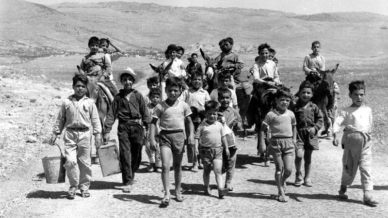 أطفال من عكّار في طريقهم لتعبئة الماء من بئر، تمّوز ١٩٦٧. (حقوق الصّورة لأرشيف لبنان)
