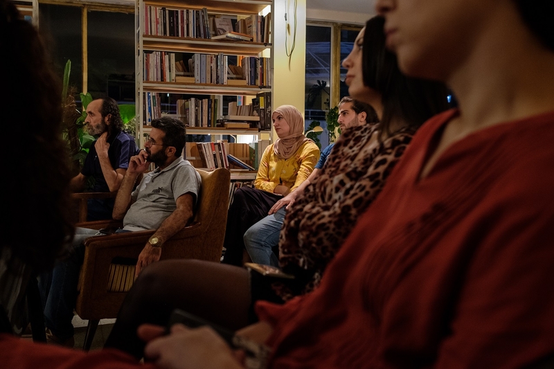تفاعل الجمهور خلال جلسة القراءات للكاتبين السوريين نور دركلي ورأفت حكمت. بيروت، لبنان. ٢ تشرين الأول، ٢٠٢١. (ريتا قبلان، مصدر عام)
