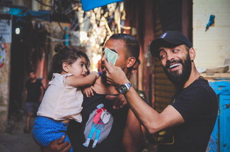 العيدية من أهمّ أركان العيد! كمان منشوف بالصورة العيدية بالدولار، الأولاد ما بيقبلوا ياخدوا باللبناني.