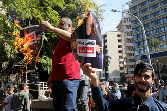 Supporters of Hezbollah and the Amal Movement protest at the Palace of Justice in Adlieh to demand the dismissal and replacement of Judge Tarek Bitar from the Beirut Port blast investigation. Earlier in the day, the Court of Cassation rejected a third request for Bitar’s removal that MPs Ghazi Zeaiter and Ali Hassan Khalil filed. Adlieh, Lebanon. October 14, 2021. (Marwan Tahtah/The Public Source)