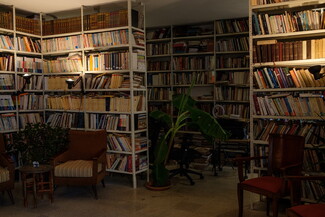 هناك أكثر من عشرين ألف كتاب في "برزخ"، تتنوع بين قلة جديدة، وأكثرية مستعملة ترك بعض قرائها أثارهم بين سطورها، أو سطّر كتابها إهداءاتهم على الصفحات الأولى. يشرف على تصنيف الكتب جاد غزالة الذي درس الهندسة الميكانكية في كندا، والذي جعله حبه للقراءة والكتابة يعمل في "برزخ". يصنف الكتب وفقاً للغاتها، وهناك كتب عربية وإنجليزية وفرنسية، كما الكتب المخصصة للبيع، والكتب النادرة ذات الطبعة الواحدة، والمجلات القديمة، والأرشيف. بيروت، لبنان. ٢٨ أيلول، ٢٠٢١. (ريتا قبلان/ مصدر عام)