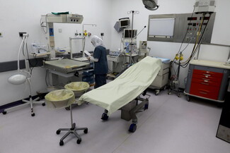 إعداد غرفة عمليات في مستشفى بيروت الجامعي الحكومي 