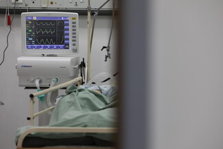 شاشة تعرض العلامات الحيوية لمريض في مستشفى بيروت الحكومي الجامعي.