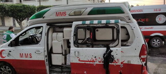 صور من قناة القدس نيوز لسيارة الإسعاف المتضرّرة، رقم سيارة الإسعاف مطابق لرقم السيارة التي ظهرت في فيديو وزارة الصحة الفلسطينية/غزة.