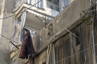 صورة مطبوعة للإمام الخميني على أحد الجدران في شارع فتح الله. بيروت، لبنان. ٢٣ كانون الأول، ٢٠٢٤. (مصدر عام، فاطمة جمعة)