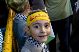 طفل مشارك في تشييع الشهيدين نصر الله وصفي الدين.