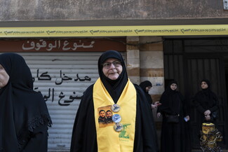 سيدة في تشييع السيد محسن في الضاحية الجنوبية لبيروت.