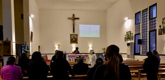 Alma al-Shaab’s residents come together for prayer. 