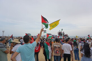 تونسيون يستقبلون أسطول الصمود العالمي، رافعين أعلام فلسطين وتونس وحركات المقاومة الإسلامية. سيدي بوسعيد، تونس. ٧ أيلول ٢٠٢٥. (المشاع الإبداعي)