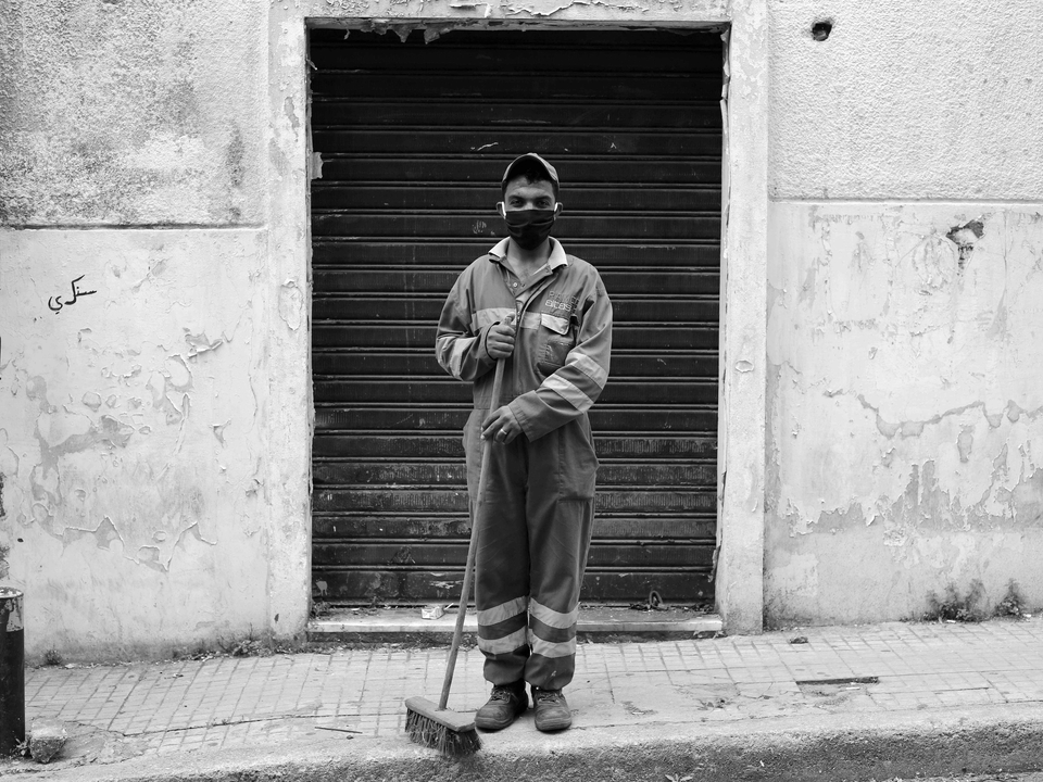 عامل نظافة في شركة رامكو يتوقف لأخذ صورته خلال نوبة عمل في عزّ جائحة كورونا. ٦ نيسان ٢٠٢٠ (مروان طحطح/ مصدر عام).
