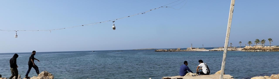   شباب يمضون الوقت قرب البحر في منطقة الميناء. طرابلس، لبنان. 28 تِشْرين الأَوَّل ٢٠٢٢. (مروان طحطح، مصدر عام)