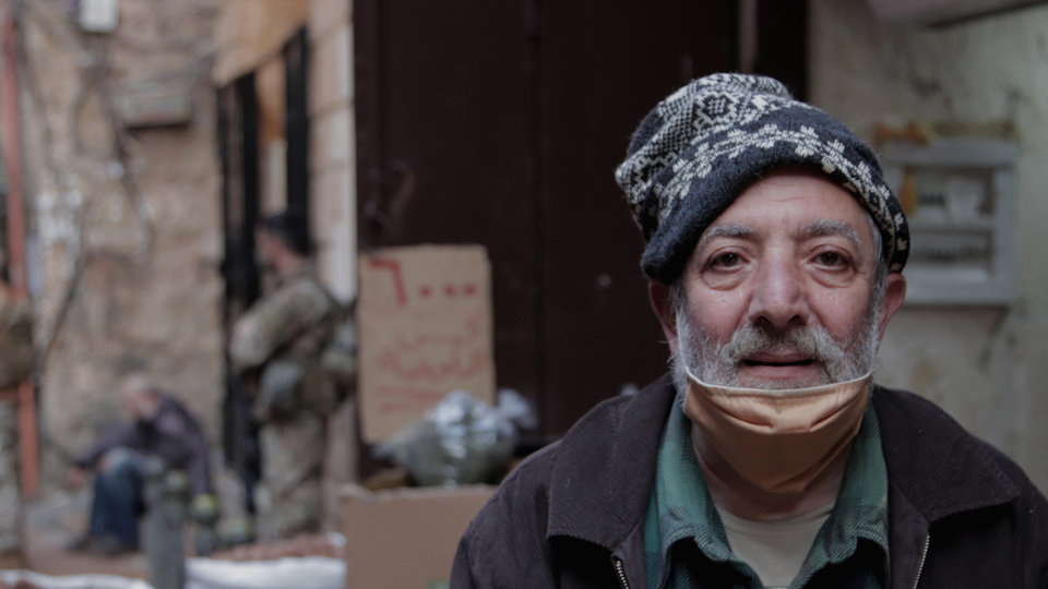 عطّار مسنّ يتهيّأ لإغلاق دكانه في سوق الرفاعية قبيل موعد حظر التجوال. طرابلس، لبنان. ٢٢ تشرين الثاني، ٢٠٢٠. (فاطمة فؤاد، مصدر عام)