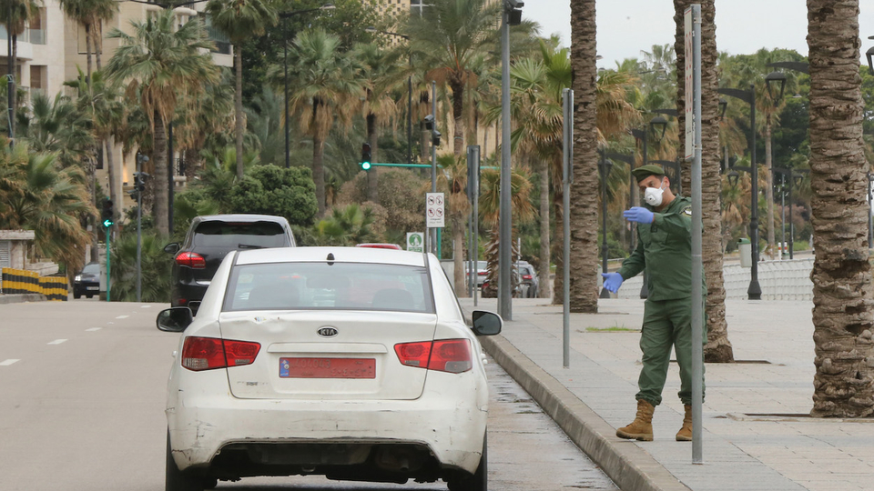 شرطة بلدية بيروت تسيطر على حركة السير بالقرب من الكورنيش. بيروت، لبنان. تشرين الثاني، ٢٠٢٠. (حسين بيضون، مصدر عام)