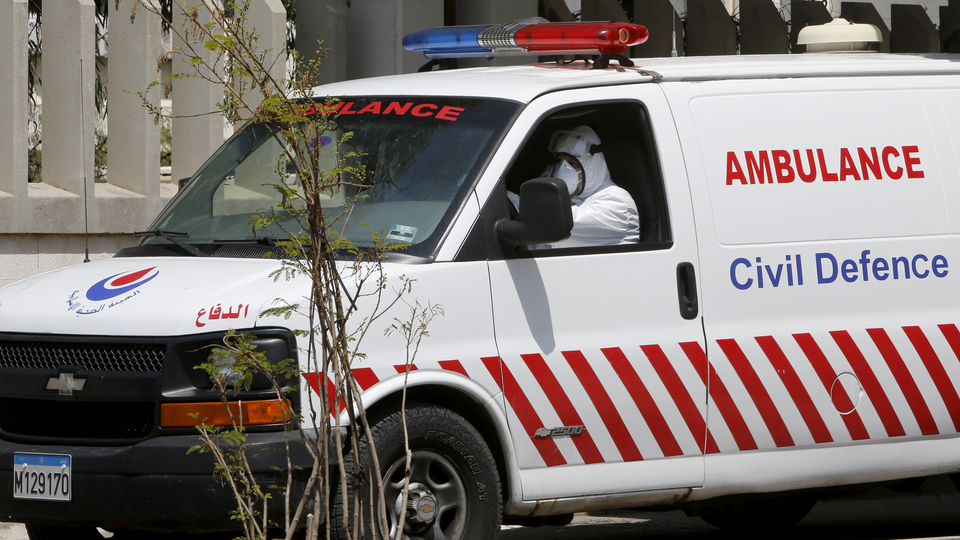 سيارة إسعاف تابعة للدفاع المدني تقف أمام مستشفى رفيق الحريري الجامعي. بيروت، لبنان. ١٧ نيسان، ٢٠٢٠. (مروان طحطح ، مصدر عام)