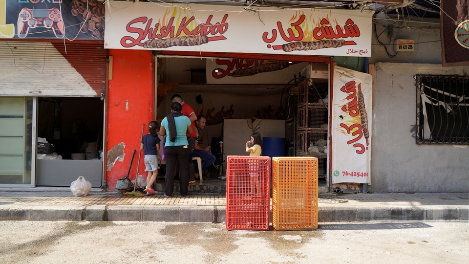 The “Shish Kabob” restaurant has been out of business for three years. It is now a slaughterhouse for chickens. Nabaa, Lebanon. June 26, 2021. (Mohamad Cheblak/The Public Source)