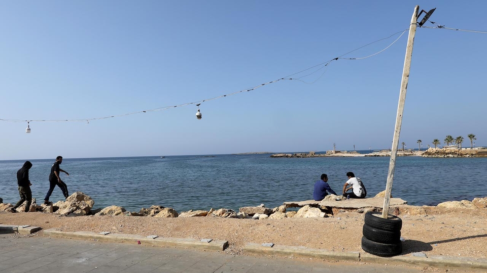   شباب يمضون الوقت قرب البحر في منطقة الميناء. طرابلس، لبنان. 28 تِشْرين الأَوَّل ٢٠٢٢. (مروان طحطح، مصدر عام)