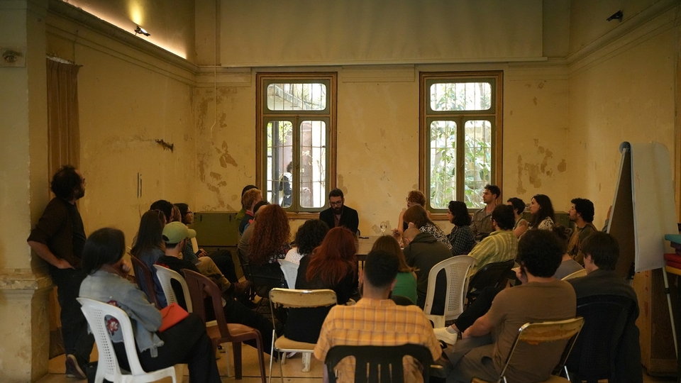 صورة للمشاركات/ين في الاجتماع السياسيّ التنظيميّ المنعقد في مانشن بيروت خلال أيّار