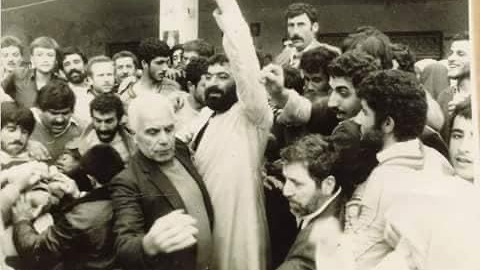 صورة أرشيفية للشيخ الشهيد راغب حرب بين أهله ومحبيه بعد إطلاق سراحه من مركز مخابرات صور سنة ١٩٨٤.