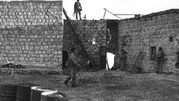 صورة أرشيفية بالأبيض والأسود من اقتحام المجاهدين في المقاومة الإسلامية لموقع سجد جنوب لبنان سنة ١٩٨٧، ضمن عملية "بدر الكبرى". 